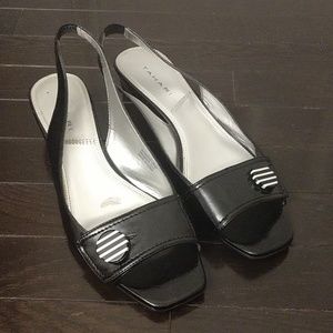 Tahari Ladies Open-toe Black Flats Size 9